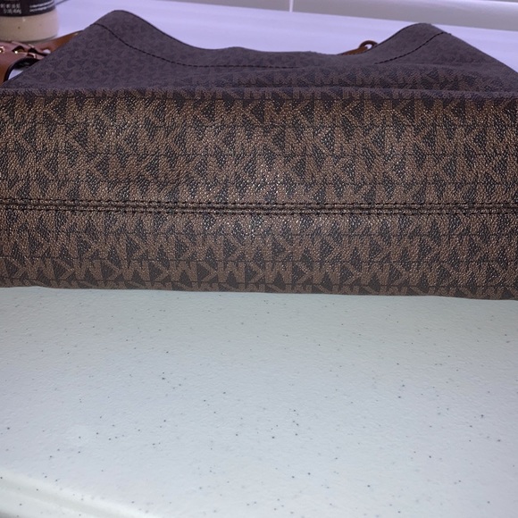 Michael Kors Purse. Logo leather. Adjustable straps. Dark and light brown - Picture 4 of 6